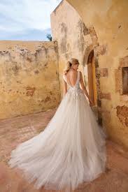 Harmonierende mittelalterkleider für die gleichgeschlechtliche hochzeit. Cremefarbenes Prinzessinnen Brautkleid Mit V Ausschnitt Und Schleppe Von Justin Alexander Modell 88054 Heiraten Mit Braut De