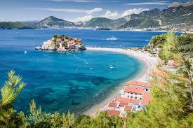 Als fortbewegungsmittel ist die eisenbahn eine gute option, die über verbindungen im inland wie auch an der küste verfügt. Einmaliges Luxusresort Auf Sveti Stefan In Montenegro Urlaubsguru