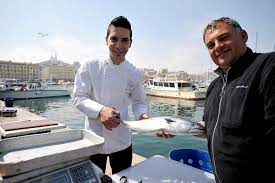 le chef ludovic turac avec les poissonniers du port de marseille c rdv communication cuisine mediterraneenne cuisine mediterraneen