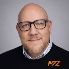 Well, it's Saturday. A perfect moment to watch a robot giving you a new  haircut, right? 💇🏼‍♂️ This robot created by Shane Wighton will not only  do a great haircut or trim