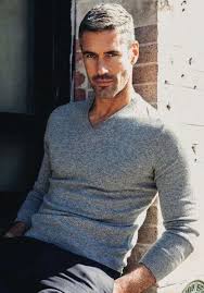 L'italiano parrucchieri rivisita un hairstyle vintage, rock e glamour per chi non vuole . Risultati Immagini Per Tagli Capelli Uomo 2017 Grey Hair Men Men Casual Long Sleeve Tshirt Men