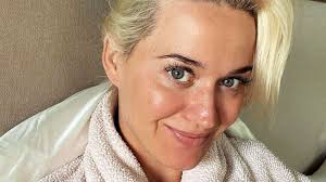 Katy seemed to be in good spirits as she laughed and gave the peace sign as she was making her way out of terminal 3. Katy Perry Shows Blackheads And All In Makeup Free Selfie Gma