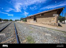 Train tracks, railway and old adobe train station in Esqueda, Mexico.  Pueblo Esqueda in the state of Sonora Mexico. (© Photo Luis Gutierrez by  NortePhoto.com) Vias de tren, Vía férrea y antigua