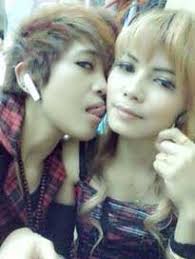 Beredar Foto Lesbian TKW Asal Ponorogo Yang Memamerkan Fotonya di Facebook  Kalau dulu sempat beredar Foto Pernikahan Lesbian asal Indonesia di  Hongkong, kini muncul kembali dan tersebar foto-foto pasangan lesbian warga  Ponorogo