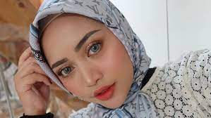 Bisa jadi inspirasi kamu meski belum menyatakan bahwa ia telah 100% mengenakan hijab, lifestyle influencer sekaligus. Bikin Heboh Rachel Vennya Posting Foto Lepas Hijab Di Hari Ibu