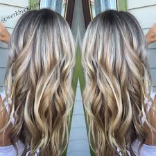 Highlights And Lowlights Platinum Blonde Honey Blonde Balayage Beach Waves Perfect Hair Hairstyles Hair Styles Perfect Hair Long Hair Styles