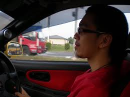 Jelaskan padaku isi hatimu seberapa besar kau yakin padaku untuk tetap bisa bertahan denganku menjaga cinta ini pertengkaran yang terjadi seperti semua salahku mengapa selalu aku yang mengalah tak pernahkah kau berfikir sedikit tentang hatiku mengapa ku yang harus selalu mengalah pantaskah hatiku masih bisa bersamamu jelaskan padaku isi hatimu seberapa besar kau yakin padaku… Selalu Aku Yang Mengalah