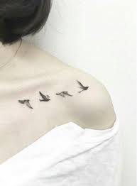 Small Birds In Flight Tattoo Small Bird In Flight Shoulder Tattoo Tatuering Tatueringsideer Karlekstatueringar
