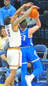 Murray State men begin annual Valley Iowa excursion; Can they own Iowa again?; First-place Racers look for 2nd straight Hawkeye State road sweep