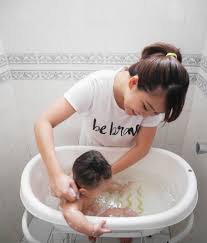 Easy steps to choosing the right bathtub. Careentan Com Baby Bath Time With Zwitsal