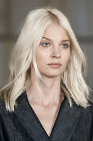 Elizabeth olsen's light brown hair with subtle blonde highlights, paired with her green eyes, is the perfect balance of earth tones. New Year New Hairstyle Inspiration Icy Blonde Hair Blonde Hair Color Platinum Blonde Hair