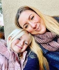 Kristin Lovett's Instagram, Twitter & Facebook