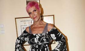 Η τραγουδίστρια απάντησε και στο γιατί ο. Sofia Bossoy Me Neo Look Sthn Prwth Ths Fwto Meta Thn Peripeteia Ths Ygeias Ths Gossip Tv Gr