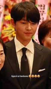 Song Joong Ki lịch lãm sánh đôi cùng bà xã Tây, vừa lên chức "bố bỉm" vẫn  không tụt dốc visual "nam thần" màn ảnh