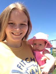 She looks so much similar to her dad...!💕