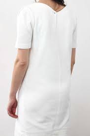 Elle fait de l'ombre au soleil tant sa couleur lumineuse et ses broderies contrastantes sont éblouissantes ! Robe Blanche Manche 3 4 Droite En Coton Atode Made In France