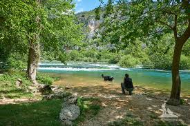 Der kroatische nationalpark krka umfasst auf einer fläche von 109,5 km² den rund 45 kilometer langen flussabschnitt der krka zwischen knin und skradin sowie den unterlauf des nebenflusses. Urlaub Mit Hund In Kroatien Nationalpark Krka Wandern Mit Hund