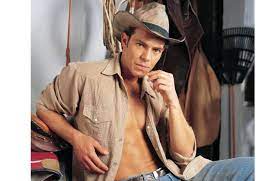 In colombia, it was broadcast by caracol tv.it is based on the 1994 telenovela las aguas mansas, also written by. Juan Baptista Oscar De Pasion De Gavilanes Y El Momento Que Le Cambio La Vida Danando Su Cara La 100