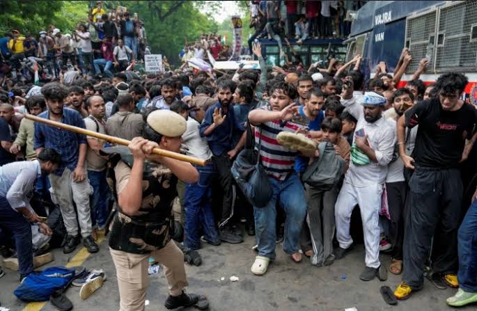 Protesters pour in to Jantar Mantar, Centre readies for discussion in  Parliament - APN News
