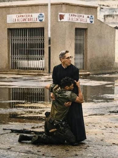 Tuve el inmenso honor de ser el asistente de fotografía de Héctor Rondon,  tío de Cesar Miguel Rondón @rondoncm , en la Cadena Capriles. Ahora el  repost de @correodelara El sacerdote y