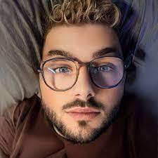 Daniel Kinley's Instagram, Twitter & Facebook