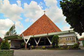 Anggota sabhara polres sragen sedang melakukan sterilisasi di gereja katolik santa perawan maria fatima, sragen, rabu (23/12/2020) baca selanjutnya: Paroki St Maria Di Fatima Sragen Kas