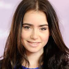 Lily collins war im publikum, als ihr vater phil collins mit genesis zum letzten mal aufgetreten ist. Lily Collins Nachrichten Videos Audios Und Fotos Mediamass