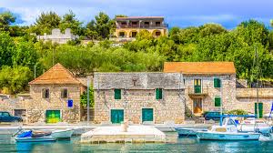 Außerdem gibt es entlang der westküste wunderschöne hafenstädte, in denen wer einen individuellen urlaub in kroatien verbringen möchte, mietet sich am besten eine ferienwohnung oder ein ferienhaus. Ferienhausversicherung Kroatien Haus In Kroatien Versichern