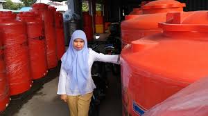 Tutup toren air yang ini memiliki bentuk yang berulir sehingga tidak mudah lepas dan kotoran tidak bisa masuk. Tangki Air Di Cv Aneka Cipta Fiber Glass Ini Dibanderol Mulai Rp 300 Ribuan Tribun Pontianak