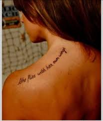 Tattoo For Women She Flies With Her Own Wings Tatuajes De Frases En El Hombro Tatuajes De Moda Tatuaje En La Espalda