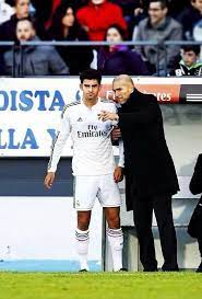 صورة جميلة بعيد عن الليغا زيدان مدرب الكاسيا مع ابنه انزو لاعب الكاسيا sports baseball cards baseball