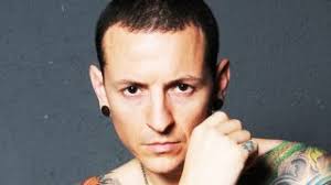 Chester ditemukan sudah tidak bernyawa di rumah. 5 Fakta Chester Bennington Mantan Vokalis Linkin Park Yang Tak Tergantikan