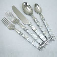 Berbagai produk sendok dan garpu dijual dengan beragam bahan dan harga di pasaran. Set Alat Makan Berkualitas Set Alat Makan Baja Tahan Karat Sendok Garpu Pisau Kelas Makanan Buy Royal Stainless Steel Set Alat Makan Kualitas Tinggi Sendok Garpu Set Stainless Steel Pedesaan Sendok Garpu Set Product On