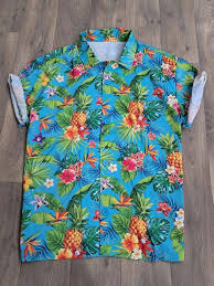 Summer Hawaiian shirts 🔥 Uk 200 pieces per bale Grade 1 18,500 Kenya  shillings 143 us dollars 💵 The best summer shirts for men 😎 For more  information call or WhatsApp us