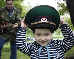 Несмотря на теплую и солнечную погоду, пограничники не стали широко праздновать свой профессиональный праздник в крупных парках столицы, гуляния прошли без инцидентов. V Moskve Otmetili Den Pogranichnika Obshestvo Rbk