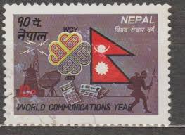 Netradične tvarovaná vlajka nepálu, ktorá bola spolu s nepálsku ústavou prijatá roku 1962, je tvorená dvoma na sebe položenými pravouhlými trojuholníkmi karmínovej farby lemovanými modrým pruhom. Nepal Vlajka Aukro