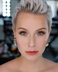 Wir zeigen euch, wie der pixie cut frauen mit. Top 10 Schmeichelnde Kurze Frisuren Fur Frauen Die Ovale Gesichter Haben