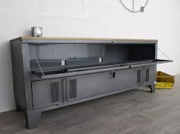 Un Buffet Industriel Avec Un Vestiaire 2 Portes Et Plateau En Bois Bricolagedeco Bricolagemais Meuble Tv Industriel Mobilier De Salon Deco Salon Industriel