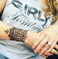 The delicate designs sit perfectly on the narrow space on. 50 Trending Mehndi Designs Latest Henna Tattoo Ideas 2021