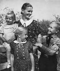 La coupe militaire ne choisit pas le type de cheveux. Condition Des Femmes Sous Le Troisieme Reich Wikipedia