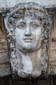 Escultura Antigua De La Bella Noble Mujer Con Espada Y Papiros En El  Palacio Doge En Venecia, Italia, Clausura, Detalles Imagen de archivo