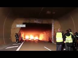 Les différentes rames de trains qui y circulent franchissent le tunnel côté français par le « portail de beussingue », et côté britannique par le « portail castle hill ». Essai Feu Tunnel Youtube