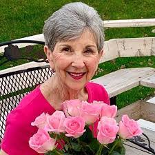 Sandy Elwood's Instagram, Twitter & Facebook