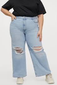 A comfy cuffed jeans with floral print blouse. How To Style Mom Jeans Your Guide To The Gen Z Trend The Everygirl