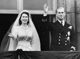 Dekoration zur goldenen hochzeit einladung hochzeit und taufe text die hochzeit zu kana kindermusical diamantene hochzeit anstecker diamantene hochzeit sprüche für karten dekoration hochzeit ludwigsburg diamantene hochzeit geschenk pinterest einladung. Das Brautkleid Von Queen Elizabeth Ii Victoria Kate Middleton Co Die Brautkleider Der Royal Hochzeiten Liebenswert Magazin