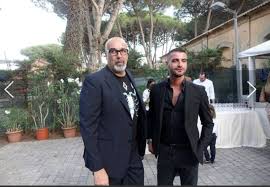 Giovanni ciacci commenta gli outfit sfoggiati sul palco dell'ariston michelle hunziker abito nero visto e risposto. Estate Bollente Per Giovanni Ciacci Che E Pronto Per Il Grande Passo