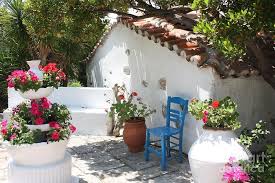 Pin By Artemimaria Chatzikokolaki On Deco Jardin In 2020 Greek Garden Mediterranean Garden Design Mediterranean Garden