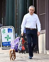 Bean is a british sitcom created by rowan atkinson and richard curtis, produced by tiger aspect and starring atkinson as the title character. Cum AratÄ Mr Bean La 64 De Ani A Albit Èi PoartÄ Ochelari E Complet Schimbat Impact