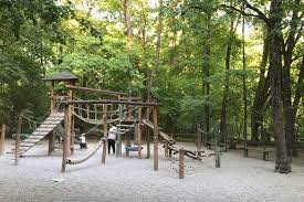 Der biergarten hirschau mit zugehörigem gasthaus liegt etwas versteckt im englischen garten. Spielplatz Am Chinesischen Turm Kimapa