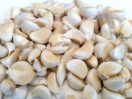 The thicker the skin, the older the clove, and the easier it is to usually peel it. Magic Garlic Cloves Unpeeled Lahsun Kali 500g Amazon In Grocery Gourmet Foods